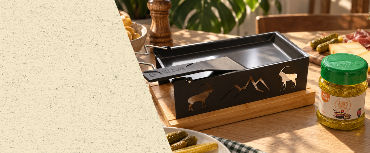 Raclette-Pfanne mit Alpen-Motiv und Aebi’s Raclette & Fondue Gewürz
